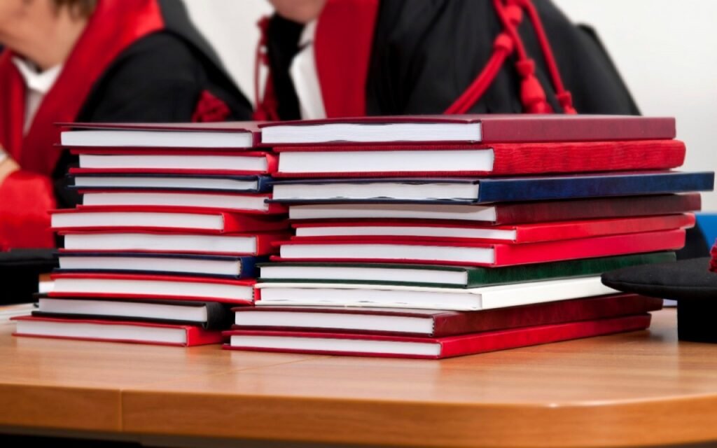 Masters Thesis vs. PhD Dissertation : 5 Key Differences